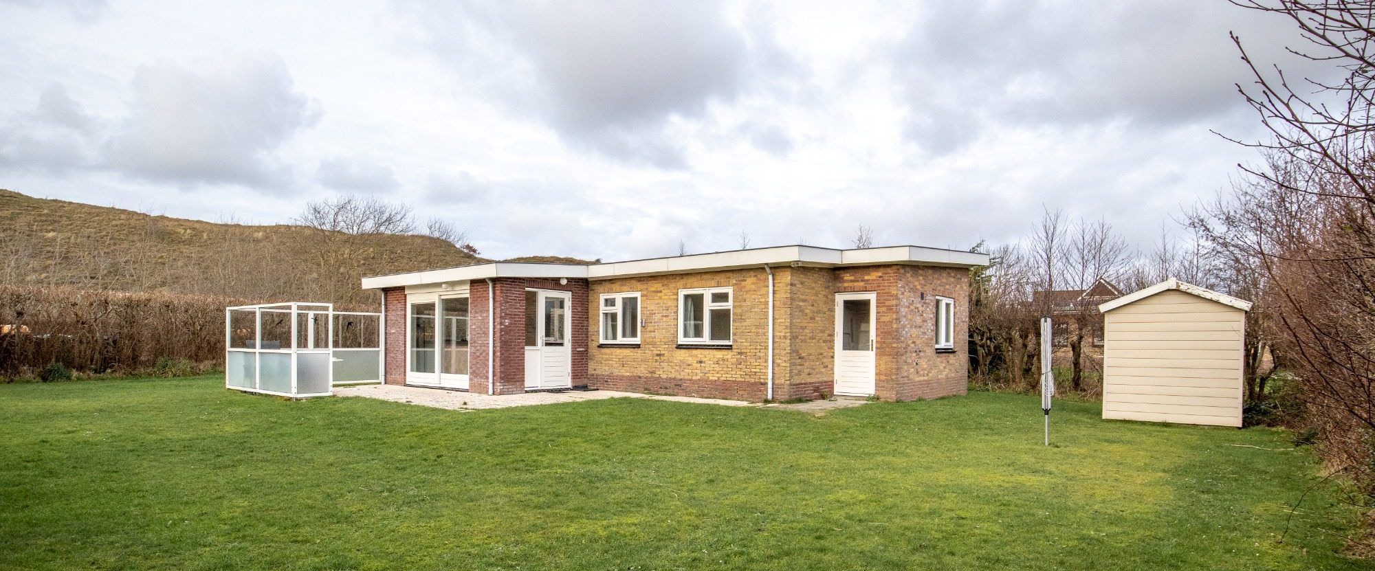 buitenaanzicht bungalow vanuit de tuin